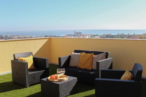 One Bedroom Apartment with Stunning River Views and Private Rooftop!