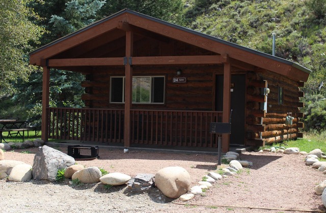 One Bedroom Cabin with Ample Parking and Space from Neighboring Cabins