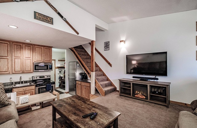 One bedroom Cascades C-7, sleeping 6, fireplace!