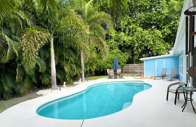 ONE MILE from beautiful Siesta Key, #1 beach in the USA!