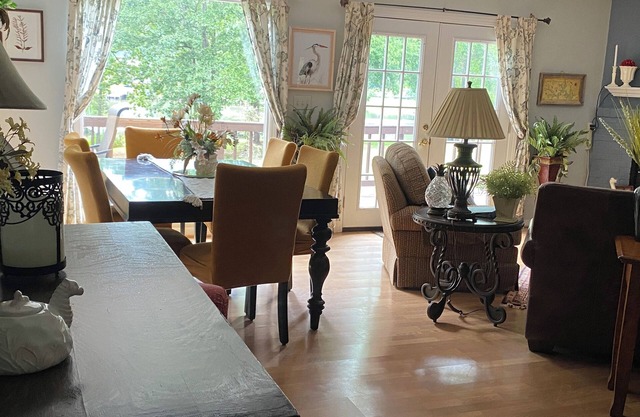 One of Best Locations on lake ! Cozy, relaxing lake front cottage