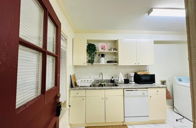 One Queen Room in Fully Furnished Two-Room Apartment at Texas Medical Center