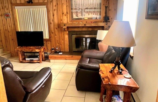 Only blocks from Yellowstone! Fireplace, Propane Grill & Designated Yard!
