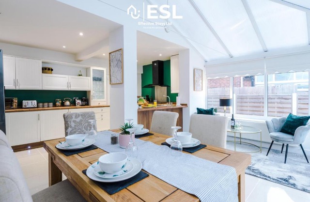 Open Plan - 3 Bedroom House - Garden and Outdoor Seating - Driveway Parking - Short Drive to City Centre