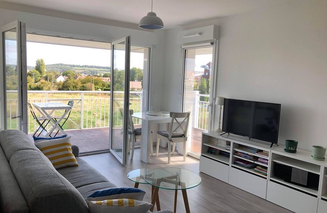 Open-plan apartment with terrace near the beach