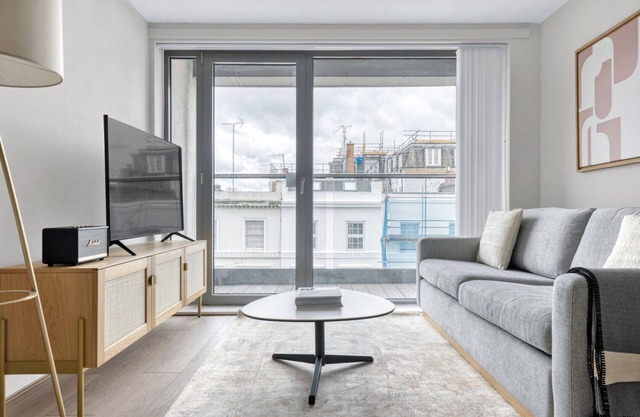 Open plan Westminster 1BR w/Balcony, 6 mins to Pimlico, by Blueground