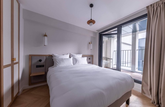 Opera - One Bedroom Balcony