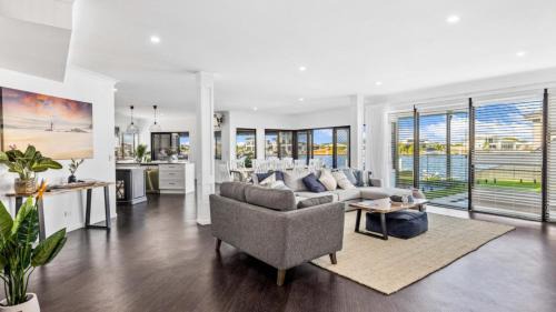 Opulent Canal-Front Retreat