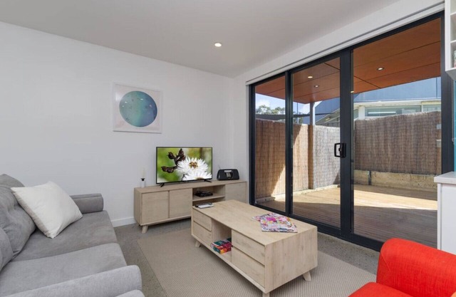 Orange Ground · Sunset Apartments - Orange Ground - 100m to shops.