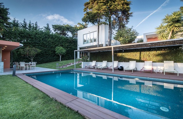 Orange House: Daily Cleaning/Heated Swimming pool.