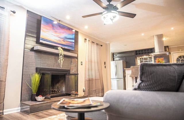 Orange Oasis Villa Indoor Fireplace Garage Firepit BBQ grill near EVERYTHING!