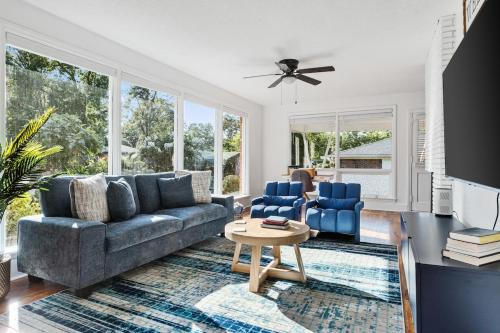 Orange Pit - 3BD 2BA Luxury Retreat - West Cola