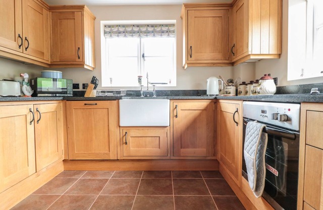 ORCHARD COTTAGE, family friendly, with open fire in Tenbury Wells