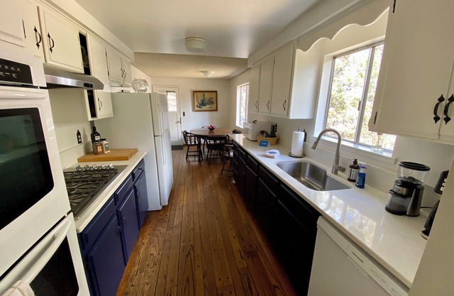 Orchard District, Amazing Yard Next To Hollinshead Park w/Daylight Basement w/Billiards