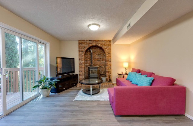 Oregon Jade Lodging: Specious two bedroom, EV charger, green space