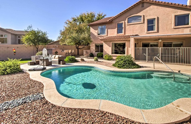 Oro Valley Home w/ Putting Green & Grill