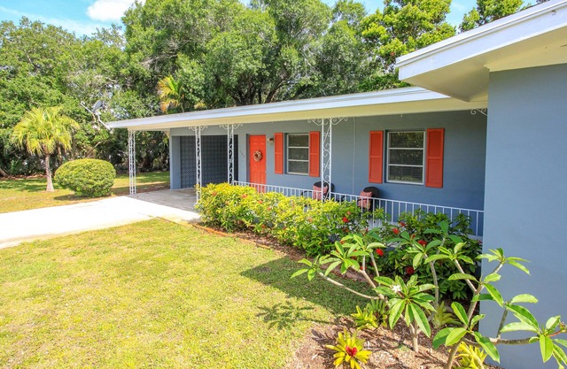 OSCEOLA HOUSE- WALK TO DOWNTOWN, MINUTES FROM THE BEACH, BRING YOUR BOAT.