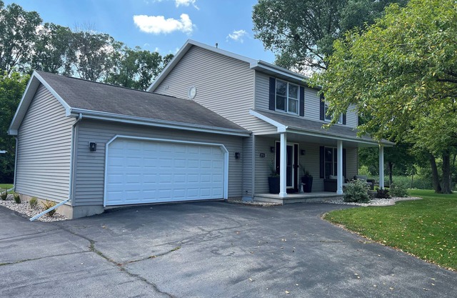 Oshkosh EAA rental house. 5 minutes from the airport!