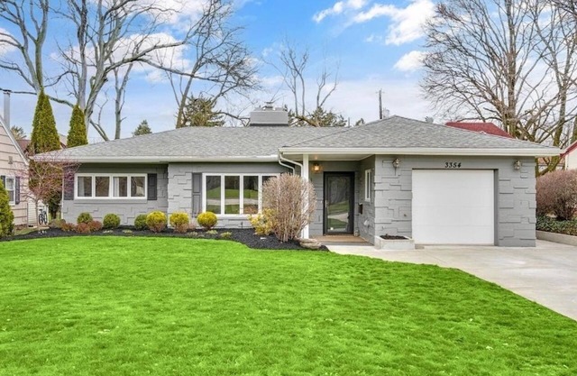 Ottawa Hills Bliss: Luxe 2BR with Hot Tub & King!