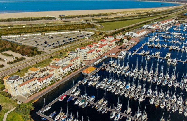 Ouddorp – Marina Port Zélande luxurious vacation apartment, anchored directly to the yacht harbour and Grevelingen, beach reachable by foot (5 minutes).