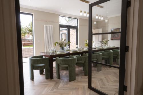 Our House Collective - Luxury Stay in Lincoln City Centre, Hot tub, Sleeps 16