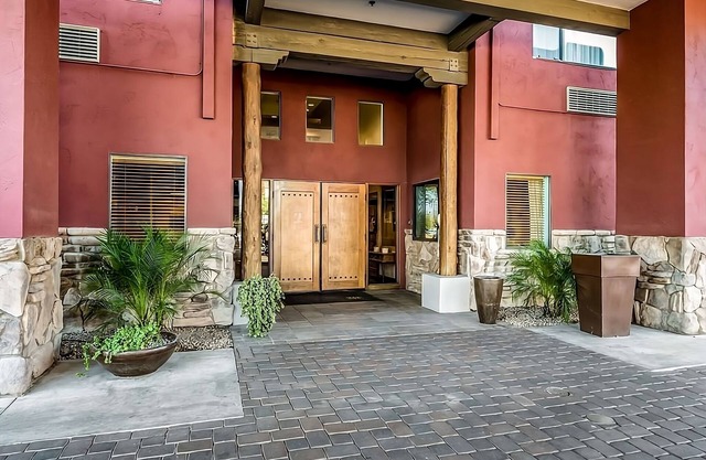 Outdoor Adventure! Comfy Unit Near Attractions, Pool, Breakfast, Free Wifi