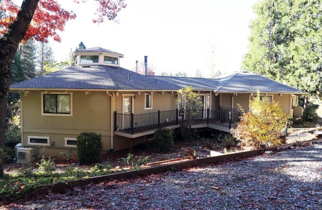 Outdoor Deck - Pool Table - Fireplace - Grill
