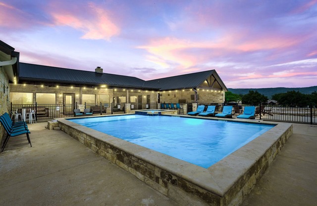 Outdoor kitchen, volleyball, swimming pool & hot tub!