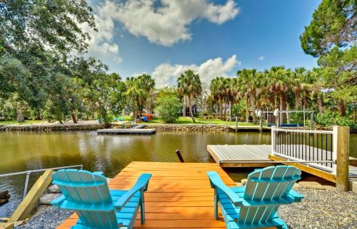 Outdoor Oasis Canal-Front Home in Crystal River
