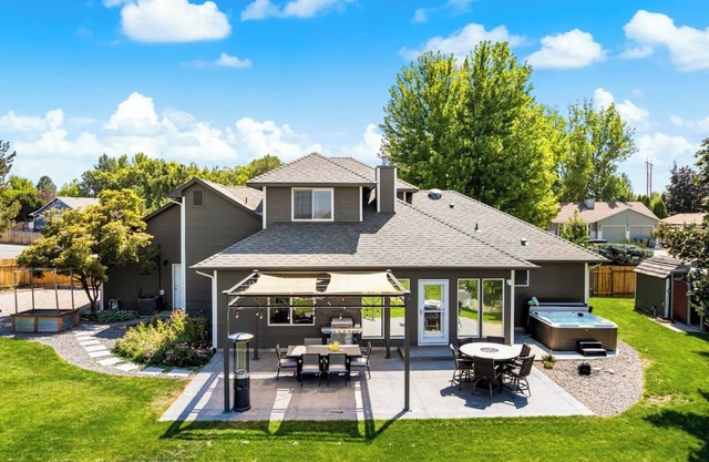 Outdoor oasis w/view & Hot tub