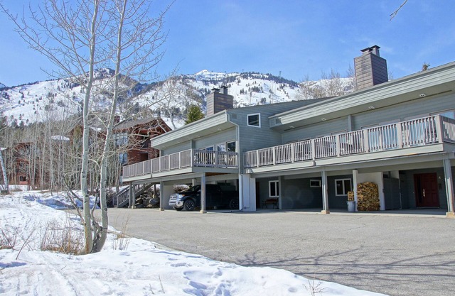 Outdoor Pool, Private Sauna, Flexible Bedding - Minutes from Teton Village Restaurants & Shops