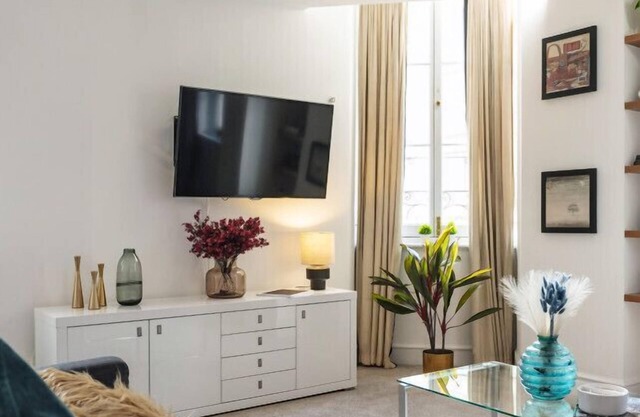 Outstanding Trafalgar Square Penthouse