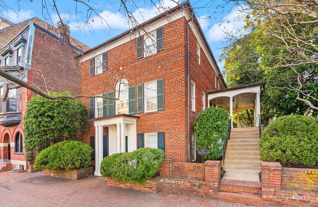 OwlHouseALX - Largest property in Old Town w Pool! Hosts 16+, 9bd, 99 walk score