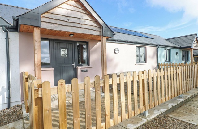 OYSTER COTTAGE, pet friendly, with a garden in Kilgetty