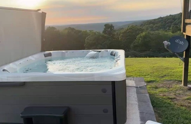 Ozark Escape: Hot Tub, Mountain Views, and Near Buffalo River