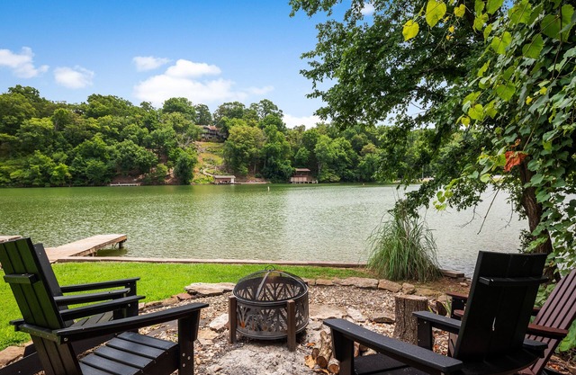 Ozark Oasis, Lakehouse 30 steps from the lake