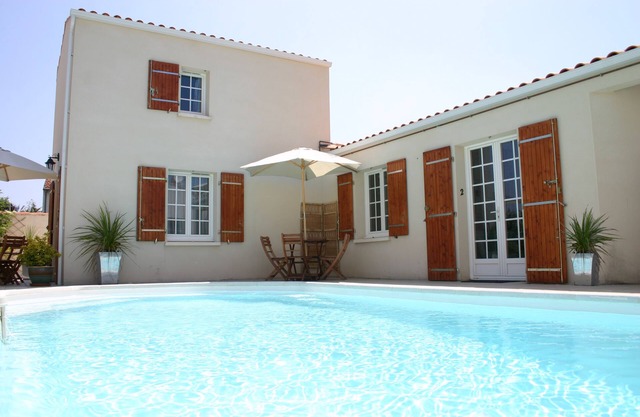 P2 Welcoming One-Bed Apartment with Attractive Garden & Swimming Pool, Free WIFI