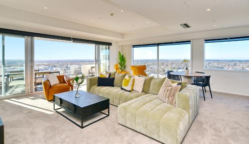Pacific Horizon - Luxury Sky Suite - 19th Floor City Views
