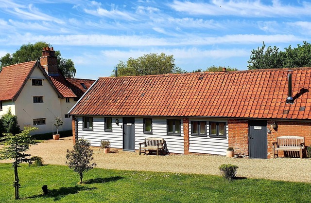 PACKWAY BARN, pet friendly, character holiday cottage in Halesworth