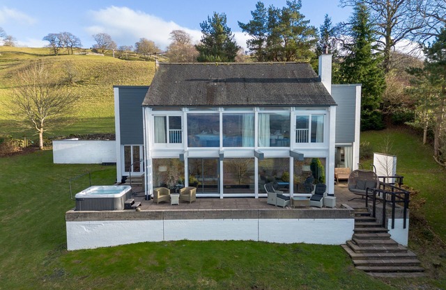 PADDOCK HOUSE, pet friendly, character holiday cottage in Ambleside
