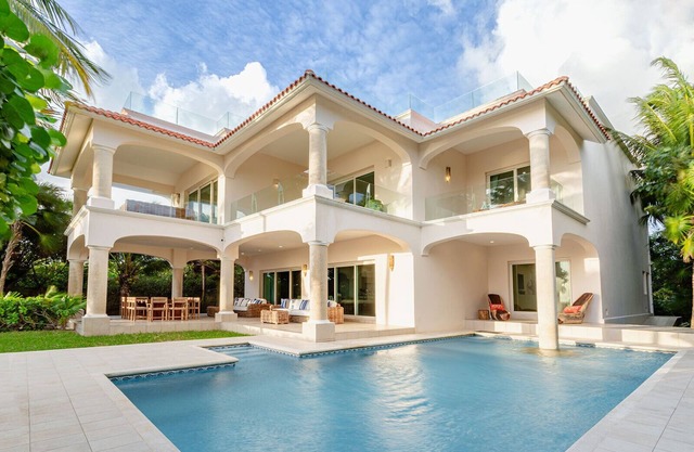 Palacio del Mar: Spacious Beachfront 8BR villa in Puerto Morelos with pool & AC