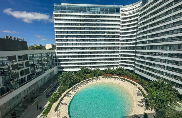 Palermo with luxury amenities: balcony, pools, gym and spa