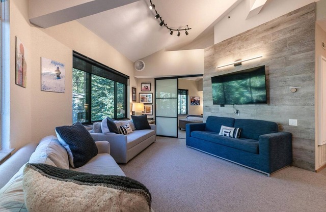 Palisades Tahoe Lodge: Newly Upgraded Ski-in/out 1 BR condo/full kitchen
