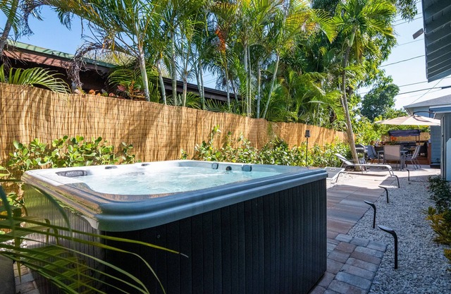 Palm Beach Charm - Hot Tub, Bikes & More! Completely Renovated!
