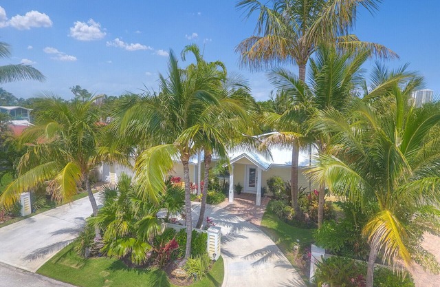 PALM BEACH SHORES - LUXURY BEACH HOUSE RENTAL - SINGER ISLAND