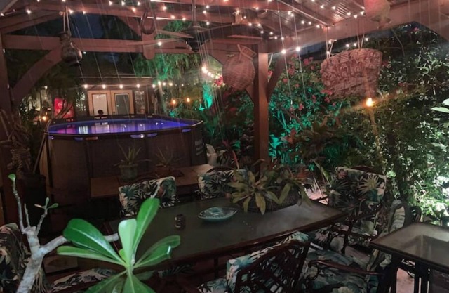 Palm Beach Tropical Hot-Tub Pool HIDE-A-WAY Suite