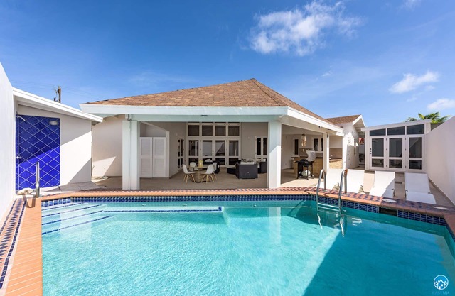 Palm Beach Villa - walk to the beach/hundreds of restaurants at the hotel strip!