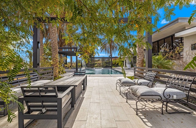 Palm Desert Estate, Pool, Courts, Sauna & No Checkout Time. Sleeps 20+