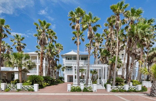 Palm House - Private Beachfront House 3 Bedroom Home by RedAwning