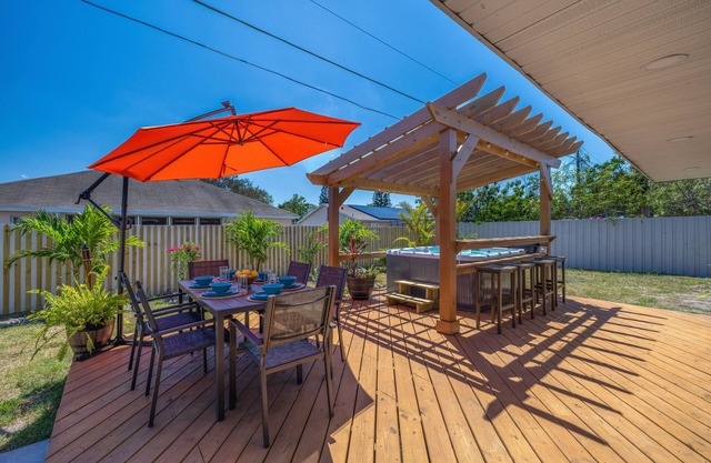 Palm Paradise ~ Hot Tub + Private Yard + Games - 17 mins to the beach!